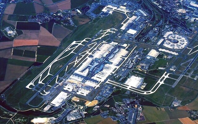 Vue aérienne de l'aéroport de Paris-Charles de Gaulle en juillet 2010. (Crédit : Wikimedia / CC BY-SA 3.0) Vue aérienne de l'aéroport de Paris-Charles de Gaulle en juillet 2010. (Crédit : Wikimedia / CC BY-SA 3.0)
