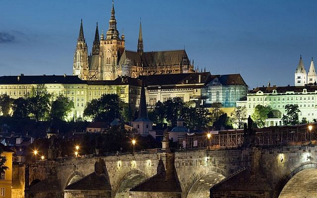 Photo d'illustration : Vue nocturne du Château et du pont Charles, à Prague, en république tchèque (Crédit : CC BY-SA 3.0 Jorge Royan/Wikipedia) Photo d'illustration : Vue nocturne du Château et du pont Charles, à Prague, en république tchèque (Crédit : CC BY-SA 3.0 Jorge Royan/Wikipedia)