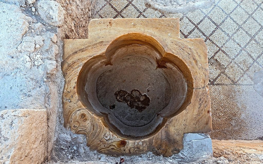 Fonts baptismaux uniques en forme de croix dans l'église byzantine de Ramat Beit Shemesh. (Asaf Peretz, Autorité israélienne des Antiquités)