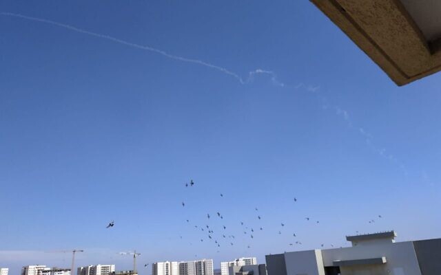 Traînée d'un missile d'interception Dôme de fer qui a été lancé dans le cadre d'une fausse alerte au nord de la bande de Gaza, le 24 octobre 2019. (Guy Tzhayek) Traînée d'un missile d'interception Dôme de fer qui a été lancé dans le cadre d'une fausse alerte au nord de la bande de Gaza, le 24 octobre 2019. (Guy Tzhayek)