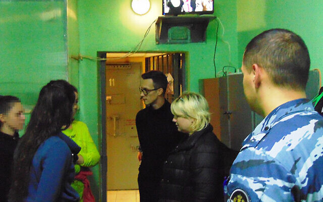 Naama Issachar (à gauche), une randonneuse israélienne emprisonnée, rencontre Daniil Lomakin (à droite), membre de la Commission d'observation du public de la région de Moscou, à la prison de Novo Grishino, près de Moscou, le 23 octobre 2019. (FSIN)