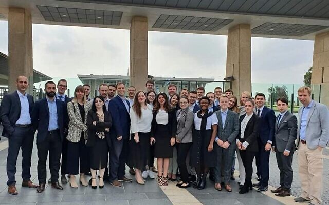 La délégation de jeunes Tunisiens en visite en Israël, ici à la Knesset à Jérusalem. (Crédit : Facebook / Borhen Bsaïes) La délégation de jeunes Tunisiens en visite en Israël, ici à la Knesset à Jérusalem. (Crédit : Facebook / Borhen Bsaïes)