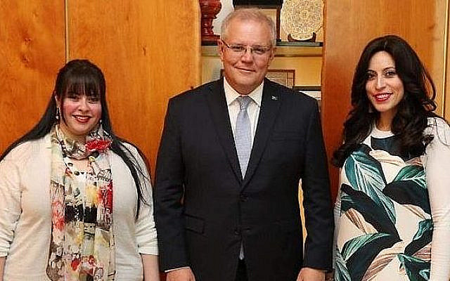 De gauche à droite : Dassi Erlich, le Premier ministre australien Scott Morrison et Nicole Meyer à Canberra, le 23 octobre 2019 (Autorisation) De gauche à droite : Dassi Erlich, le Premier ministre australien Scott Morrison et Nicole Meyer à Canberra, le 23 octobre 2019 (Autorisation)