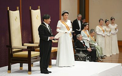 Le nouvel empereur du Japon Naruhito, accompagné par l'impératrice Masako, fait son premier discours après avoir succédé à son père Akihito au palais impérial de Tokyo, le 1er mai 2019 (Crédit : Japan Pool via AP) Le nouvel empereur du Japon Naruhito, accompagné par l'impératrice Masako, fait son premier discours après avoir succédé à son père Akihito au palais impérial de Tokyo, le 1er mai 2019 (Crédit : Japan Pool via AP)