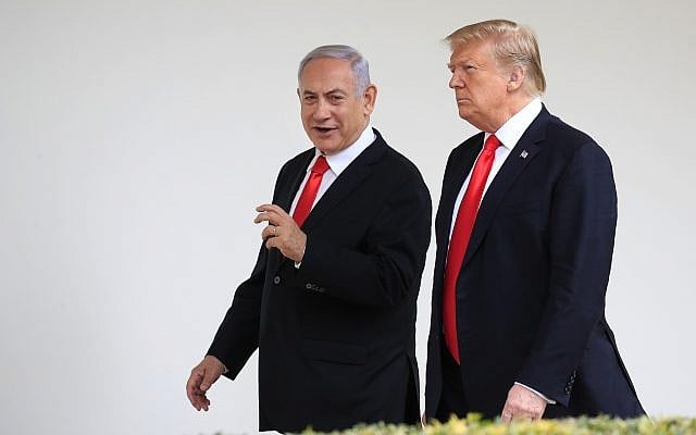 Le président américain Donald Trump, (à droite), et le premier ministre Benjamin Netanyahu, à la Maison Blanche à Washington, le 25 mars 2019. (Manuel Balce Ceneta/AP) Le président américain Donald Trump, (à droite), et le premier ministre Benjamin Netanyahu, à la Maison Blanche à Washington, le 25 mars 2019. (Manuel Balce Ceneta/AP)