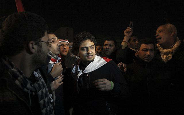 Des manifestants antigouvernementaux scandent des slogans contre le régime au Caire, en Égypte, tôt samedi 21 septembre 2019. (AP Photo/Nariman El-Mofty)