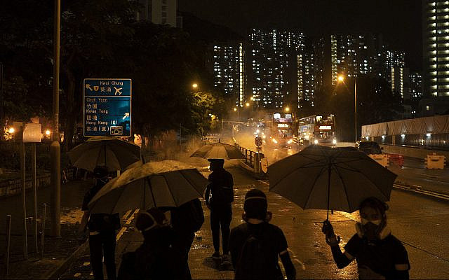 Les manifestants face aux gaz lacrymogènes à Hong Kong, le 6 octobre 2019 (Crédit : AP Photo/Felipe Dana) Les manifestants face aux gaz lacrymogènes à Hong Kong, le 6 octobre 2019 (Crédit : AP Photo/Felipe Dana)