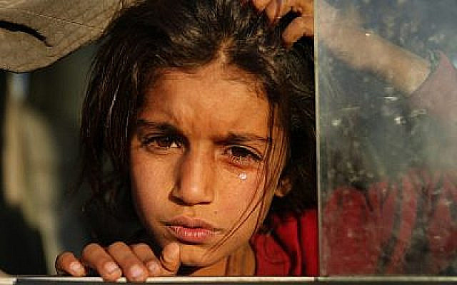 Une fillette syrienne, en larmes, contrainte de fuir après l'invasion militaire turque dans le nord-est de la Syrie arrive dans le camp de Bardarash, au nord de Mossoul, Irak, le 16 octobre 2019. (AP Photo/Hussein Malla)