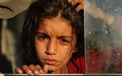 Une fillette syrienne, en larmes, contrainte de fuir après l'invasion militaire turque dans le nord-est de la Syrie arrive dans le camp de Bardarash, au nord de Mossoul, Irak, le 16 octobre 2019. (AP Photo/Hussein Malla) Une fillette syrienne, en larmes, contrainte de fuir après l'invasion militaire turque dans le nord-est de la Syrie arrive dans le camp de Bardarash, au nord de Mossoul, Irak, le 16 octobre 2019. (AP Photo/Hussein Malla)