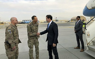 Le secrétaire américain à la Défense Mark Esper, au centre, accueilli par l'armée américaine à son arrivée à Kaboul, en Afghanistan, le 20 octobre 2019. (Crédit : AP Photo/Lolita C. Balbor) Le secrétaire américain à la Défense Mark Esper, au centre, accueilli par l'armée américaine à son arrivée à Kaboul, en Afghanistan, le 20 octobre 2019. (Crédit : AP Photo/Lolita C. Balbor)