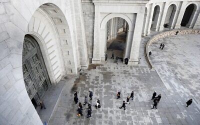 Des proches du dictateur espagnol Francisco Franco arrivent au mausolée près d'El Escorial, en périphérie de Madrid, en Espagne, le 24 octobre 2019. (Crédit : AP Photo/Emilio Naranjo, Pool)