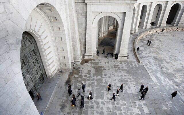 Des proches du dictateur espagnol Francisco Franco arrivent au mausolée près d'El Escorial, en périphérie de Madrid, en Espagne, le 24 octobre 2019. (Crédit : AP Photo/Emilio Naranjo, Pool)