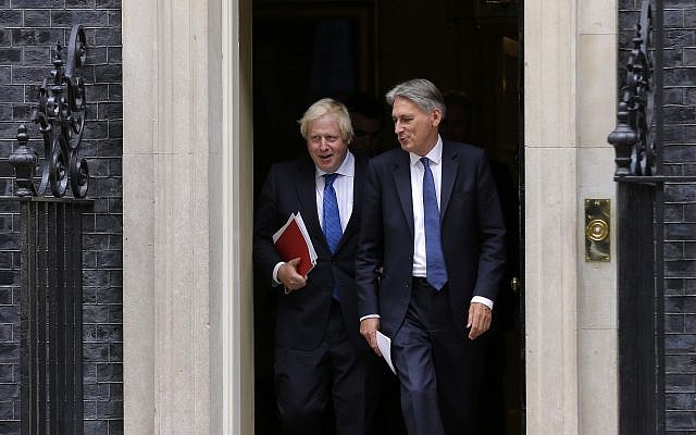 Le chancelier britannique de l'Echiquier Philip Hammond, à droite, aux côtés du secrétaire d'Etat devenu entre-temps Premier ministre Boris Johnson après une réunion du cabinet au 10 Downing Street à Londres, le 21 septembre 2017 (Crédit : AP Photo/Alastair Grant) Le chancelier britannique de l'Echiquier Philip Hammond, à droite, aux côtés du secrétaire d'Etat devenu entre-temps Premier ministre Boris Johnson après une réunion du cabinet au 10 Downing Street à Londres, le 21 septembre 2017 (Crédit : AP Photo/Alastair Grant)