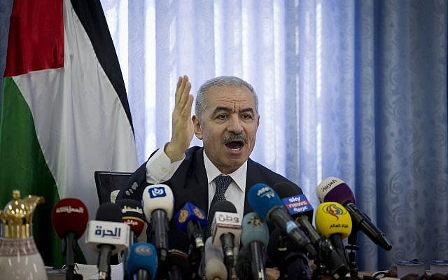 Le Premier ministre de l'Autorité palestinienne, Mohammed Shtayyeh, préside une réunion du cabinet dans le village de Fasayil, dans la vallée du Jourdain, le 16 septembre 2019. (Majdi Mohammed/AP)