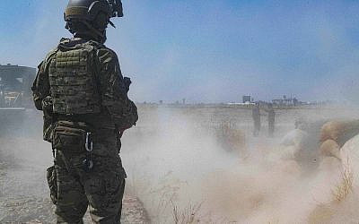 Un soldat américain supervise des membres des Forces démocratiques syriennes alors qu'ils démolissent une fortification de combattants kurdes dans le cadre de ce qu'on appelle la "zone de sécurité" près de la frontière turque, le 21 septembre 2019. (Armée américaine/Sergent d'état-major Andrew Goedl via AP) Un soldat américain supervise des membres des Forces démocratiques syriennes alors qu'ils démolissent une fortification de combattants kurdes dans le cadre de ce qu'on appelle la "zone de sécurité" près de la frontière turque, le 21 septembre 2019. (Armée américaine/Sergent d'état-major Andrew Goedl via AP)