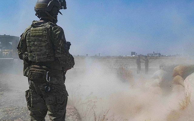 Un soldat américain supervise des membres des Forces démocratiques syriennes alors qu'ils démolissent une fortification de combattants kurdes dans le cadre de ce qu'on appelle la "zone de sécurité" près de la frontière turque, le 21 septembre 2019. (Armée américaine/Sergent d'état-major Andrew Goedl via AP) Un soldat américain supervise des membres des Forces démocratiques syriennes alors qu'ils démolissent une fortification de combattants kurdes dans le cadre de ce qu'on appelle la "zone de sécurité" près de la frontière turque, le 21 septembre 2019. (Armée américaine/Sergent d'état-major Andrew Goedl via AP)