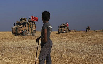 Des blindés turcs patrouillent aux côtés des forces américaines à la frontière syro-turque, le 4 octobre 2019. (Crédit : AP Photo/Baderkhan Ahmad)