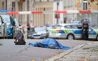 Un cadavre repose sur une route à Halle, en Allemagne, le 9 octobre 2019. (Crédit : Sebastian Willnow / dpa via AP) Un cadavre repose sur une route à Halle, en Allemagne, le 9 octobre 2019. (Crédit : Sebastian Willnow / dpa via AP)