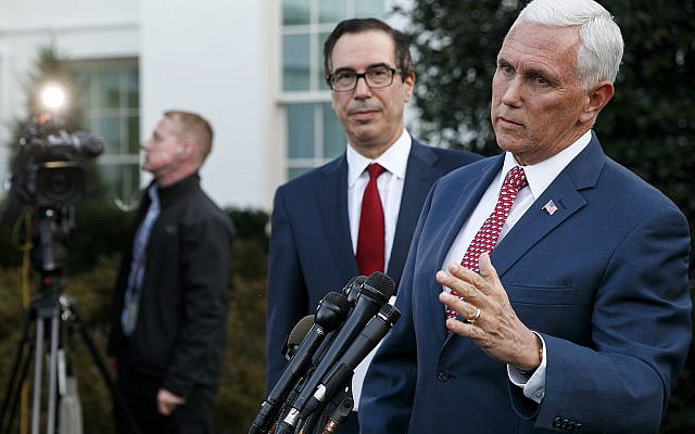 Le vice-président Mike Pence avec le secrétaire au trésor Steven Mnuchin parle aux journalistes dans l'aile ouest de la Maison Blanche, le 14 octobre 2019 (Crédit : AP Photo/Jacquelyn Martin)
