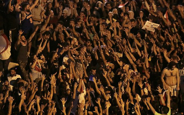 Les manifestants anti-gouvernement à Beyrouth, au Liban, le 20 octobre 2019 (Crédit : AP Photo/Hassan Ammar) Les manifestants anti-gouvernement à Beyrouth, au Liban, le 20 octobre 2019 (Crédit : AP Photo/Hassan Ammar)