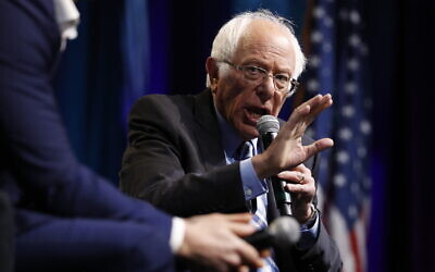 Le candidat démocrate à l'élection présidentielle, Bernie Sanders, prend la parole lors de la conférence nationale de J Street, avec les animateurs de "Pod Save the World" Tommy Vietor (à gauche) et Ben Rhodes, le 28 octobre 2019, à Washington. (AP Photo/Jacquelyn Martin)