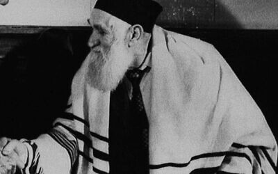 Un fidèle juif dans une synagogue de Moscou, en septembre 1984. (AP Photo/Boris Yurchenko)