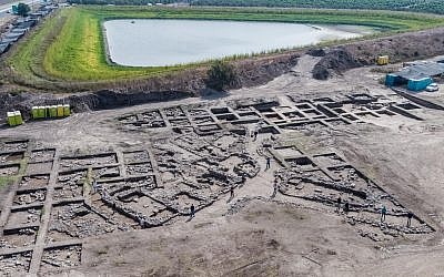 Vue aérienne d'un site archéologique près de la ville actuelle de Harish. (Crédit : Assaf Peretz, Israel Antiquities Authority)