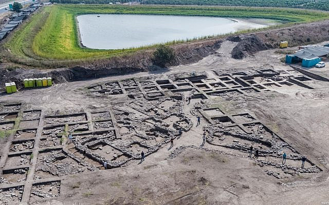 Vue aérienne d'un site archéologique près de la ville actuelle de Harish. (Crédit : Assaf Peretz, Israel Antiquities Authority) Vue aérienne d'un site archéologique près de la ville actuelle de Harish. (Crédit : Assaf Peretz, Israel Antiquities Authority)