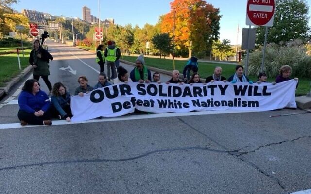 Les activistes de Bend the Arc protestent contre la visite du président Trump à Pittsburgh, le 23 octobre 2019 (Crédit : Bend the Arc/Facebook via JTA) Les activistes de Bend the Arc protestent contre la visite du président Trump à Pittsburgh, le 23 octobre 2019 (Crédit : Bend the Arc/Facebook via JTA)