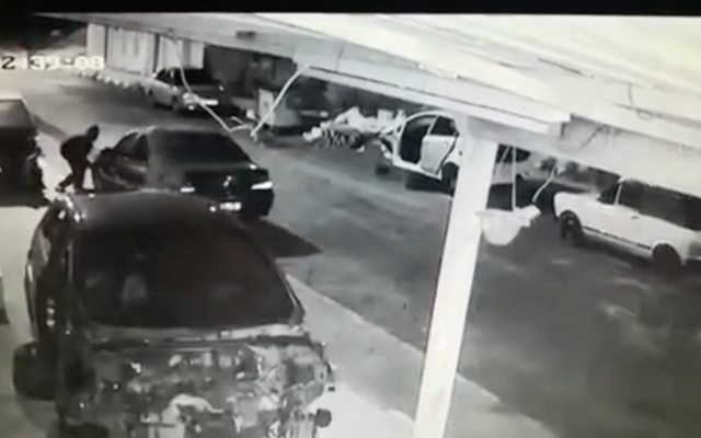 Capture d'écran d'une vidéo de l'incident. Capture d'écran d'une vidéo de l'incident.
