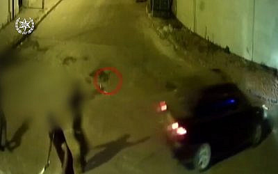 Capture écran d'une vidéo d'une fusillade mortelle dans la ville israélo-arabe de Qalansawe, le 6 septembre 2019. (Crédit : Treizième chaîne)