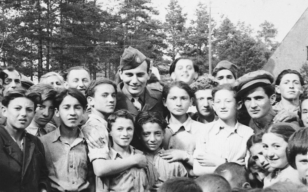 Photo d'illustration : Des enfants au camp de personnes déplacées de Foehrenwald rassemblés autour d'un soldat américain (Musée du mémorial de la Shoah des Etats-Unis, Autorisation de Larry Rosenbach)