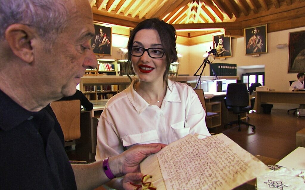 Le réalisateur Joseph Lovett avec Carmen Gomez Gomez, examinant un document fiscal du 14e siècle dans les archives de la cathédrale de Tolède, dans cet extrait de "Children of the Inquisition". (Lovett Productions)