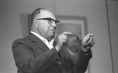 Yosef Burg, ministre de l'Intérieur, le 1er novembre 1976. (Saar Yaacov/GPO)