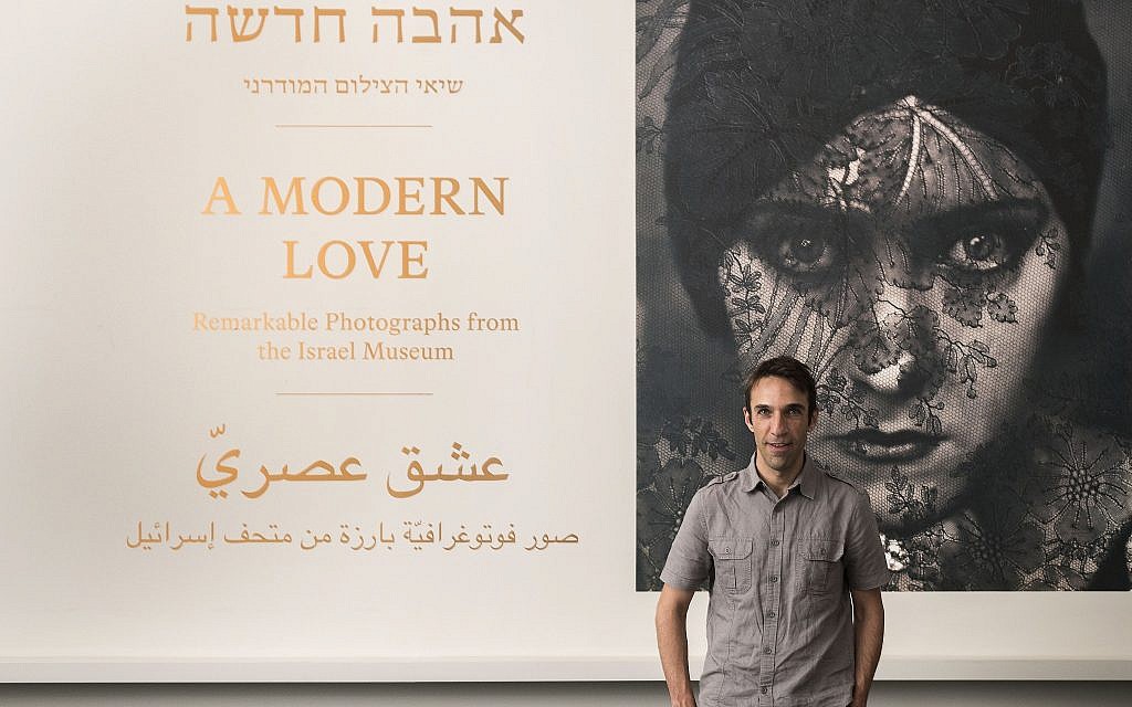 Le conservateur du Musée d'Israël, Noam Gal, devant un portrait de Gloria Swanson réalisé par Edward Steichen à l'entrée de l'exposition "A Modern Love". (Crédit : Elie Posner Laura Lachman)