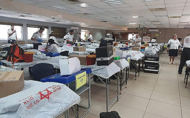 Les Israéliens donnent du sang au conseil régional de Samarie, dans le nord de la Cisjordanie, le 6 octobre 2019 (Crédit :Magen David Adom)