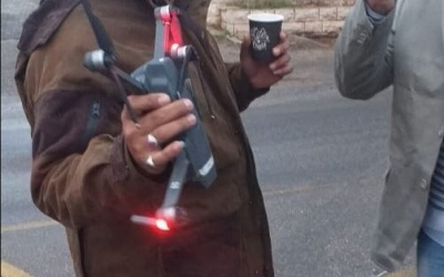 Un Libanais tient un drone israélien qu'il aurait abatt près de la frontière, le 23 octobre 2019. (Twitter) Un Libanais tient un drone israélien qu'il aurait abatt près de la frontière, le 23 octobre 2019. (Twitter)