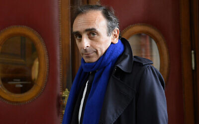 Le journaliste et écrivain français Eric Zemmour au tribunal de Paris, pour son procès pour incitation à la haine raciale, le 6 novembre 2015 (Crédit : BERTRAND GUAY/AFP/Getty Images)