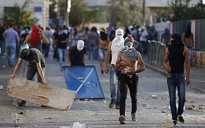 Photo d'illustration : Des émeutiers palestiniens affrontent la police israélienne dans le quartier d'Issawiya, à Jérusalem-Est, en octobre 2015 (Crédit : Flash90)