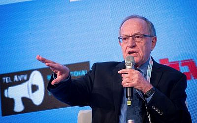 Alan Dershowitz prend la parole lors d'un événement à l'hôtel David Intercontinental de Tel Aviv, le 11 décembre 2016. (Miriam Alster/Flash90)