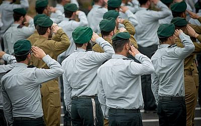 Les soldats de l'Unité de renseignement de l'armée israélienne lors d'une cérémonie pour la nomination du nouveau chef des services d'espionnage sur la base militaire de Glilot, près de Tel Aviv, le 28 mars 2018 (Crédit : Miriam Alster/Flash90) Les soldats de l'Unité de renseignement de l'armée israélienne lors d'une cérémonie pour la nomination du nouveau chef des services d'espionnage sur la base militaire de Glilot, près de Tel Aviv, le 28 mars 2018 (Crédit : Miriam Alster/Flash90)