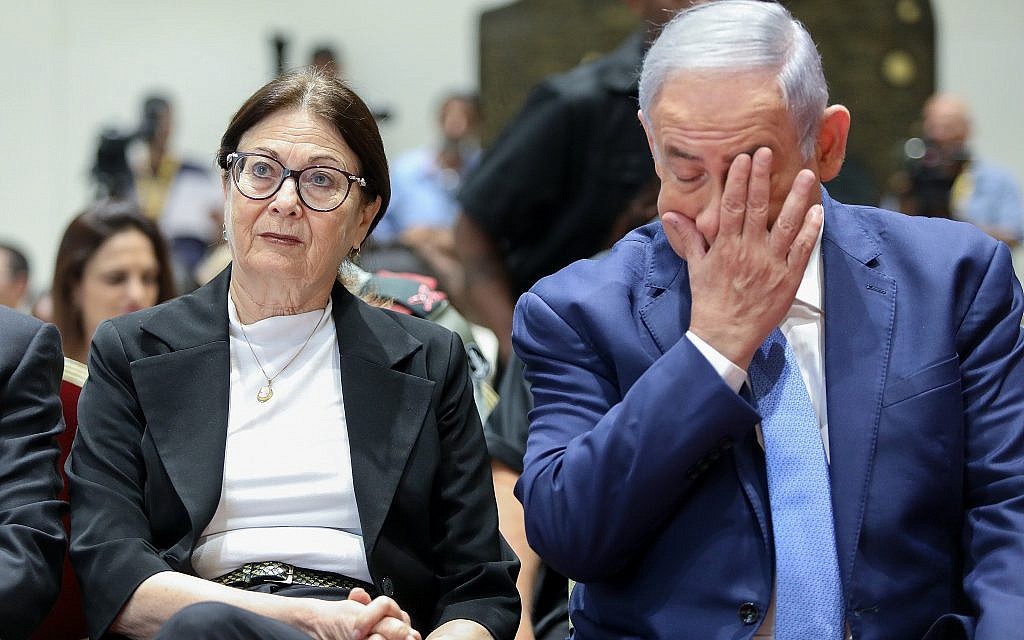 Le Premier ministre Benjamin Netanyahu (à droite) et la présidente de la Cour suprême Esther Hayut. (Noam Revkin Fenton/Flash90)