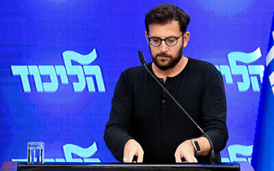 Le porte-parole du Likud Jonatan Urich pendant une conférence de presse du Premier ministre Benjamin Netanyahu à Kfar HaMaccabiah, à Ramat Gan, le 29 août 2019. (Crédit : Flash90)