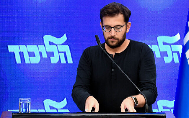 Le porte-parole du Likud Jonatan Urich pendant une conférence de presse du Premier ministre Benjamin Netanyahu à Kfar HaMaccabiah, à Ramat Gan, le 29 août 2019. (Crédit : Flash90)