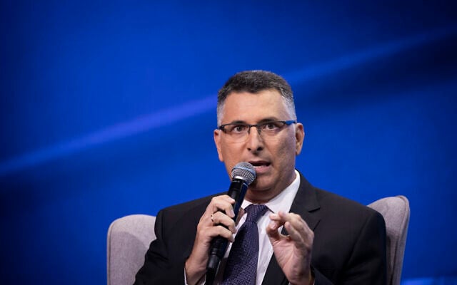 Le député du Likud Gideon Saar pendant la conférence de la Television News Company israélienne à Tel Aviv, le 5 septembre 2019. (Crédit : Hadas Parush/Flash90)