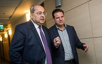 Le leader de la Liste arabe unie Ayman Odeh, (à droite), et Ahmad Tibi, membre du parti, arrivent à la Knesset pour une réunion de faction, le 22 septembre 2019. (Crédit : Yonatan Sindel/Flash90) Le leader de la Liste arabe unie Ayman Odeh, (à droite), et Ahmad Tibi, membre du parti, arrivent à la Knesset pour une réunion de faction, le 22 septembre 2019. (Crédit : Yonatan Sindel/Flash90)
