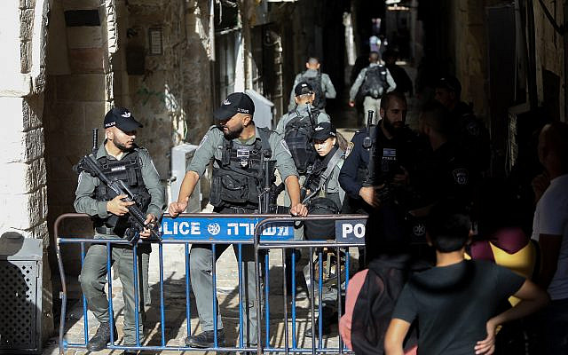 Les forces de sécurité israéliennes gardent la scène d'une attaque au couteau à la Porte de la chaîne sur le Mont du Temple, dans la Vieille Ville de Jérusalem, le 26 septembre 2019. (Noam Revkin Fenton/Flash90)