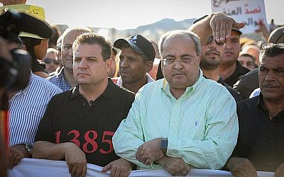 Les députés de la Liste arabe unie Ayman Odeh et Ahmad Tibi lors d'une manifestation contre les violences, le crime organisé et les meurtres récents au sein de la communauté arabe à Majd al-Krum, le 3 octobre 2019 (Crédit : David Cohen/Flash90)