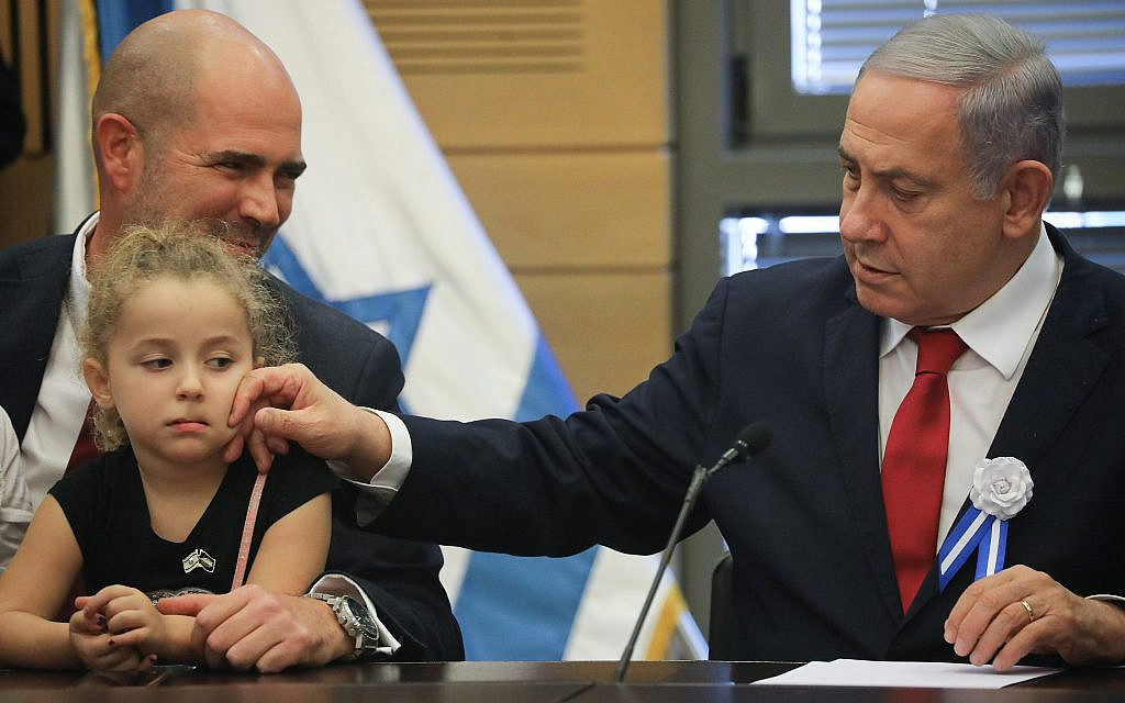 Le Premier ministre Benjamin Netanyahu (à droite) dirige une réunion des factions du Likud à l'ouverture de la 22e Knesset, le 3 octobre 2019. Le ministre de la Justice, Amir Ohana, et l'un de ses enfants sont à ses côtés. (Hadas Parush/Flash90)