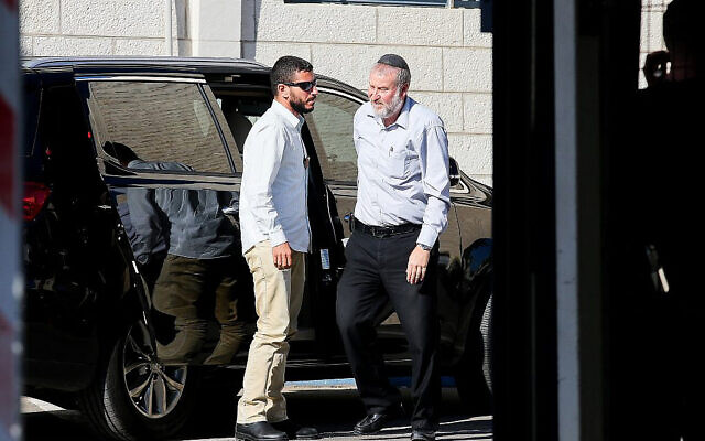 Le procureur général Avichai Mandelblit (à droite) arrive au ministère de la Justice à Jérusalem pour l'audience sur les affaires de corruption du Premier ministre Benjamin Netanyahu, le 7 octobre 2019. (Flash90) Le procureur général Avichai Mandelblit (à droite) arrive au ministère de la Justice à Jérusalem pour l'audience sur les affaires de corruption du Premier ministre Benjamin Netanyahu, le 7 octobre 2019. (Flash90)